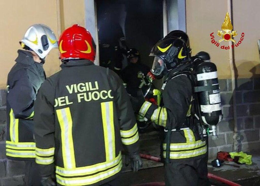 Bologna, incendio in palazzo di quattro piani: 7 adulti e due bambini in ospedale