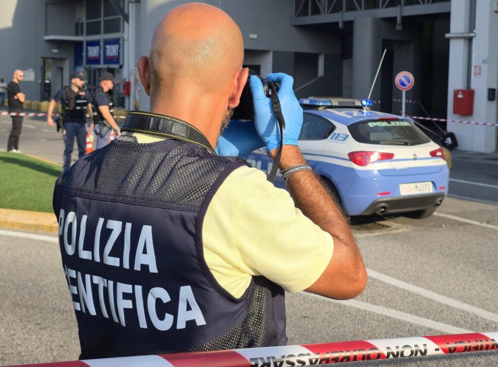 Brescia, accoltellata dall’ex marito davanti al figlio fuori da un centro commerciale