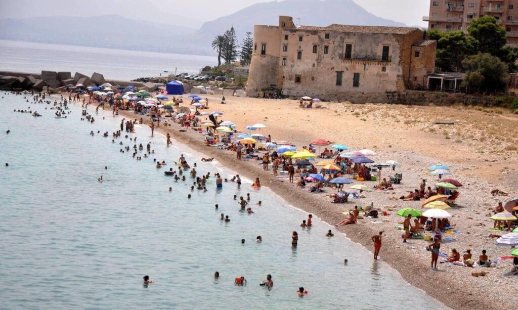 Caldo, nuova ondata a passo lento: oggi 6 città con bollino arancione ma domani scendono a 4