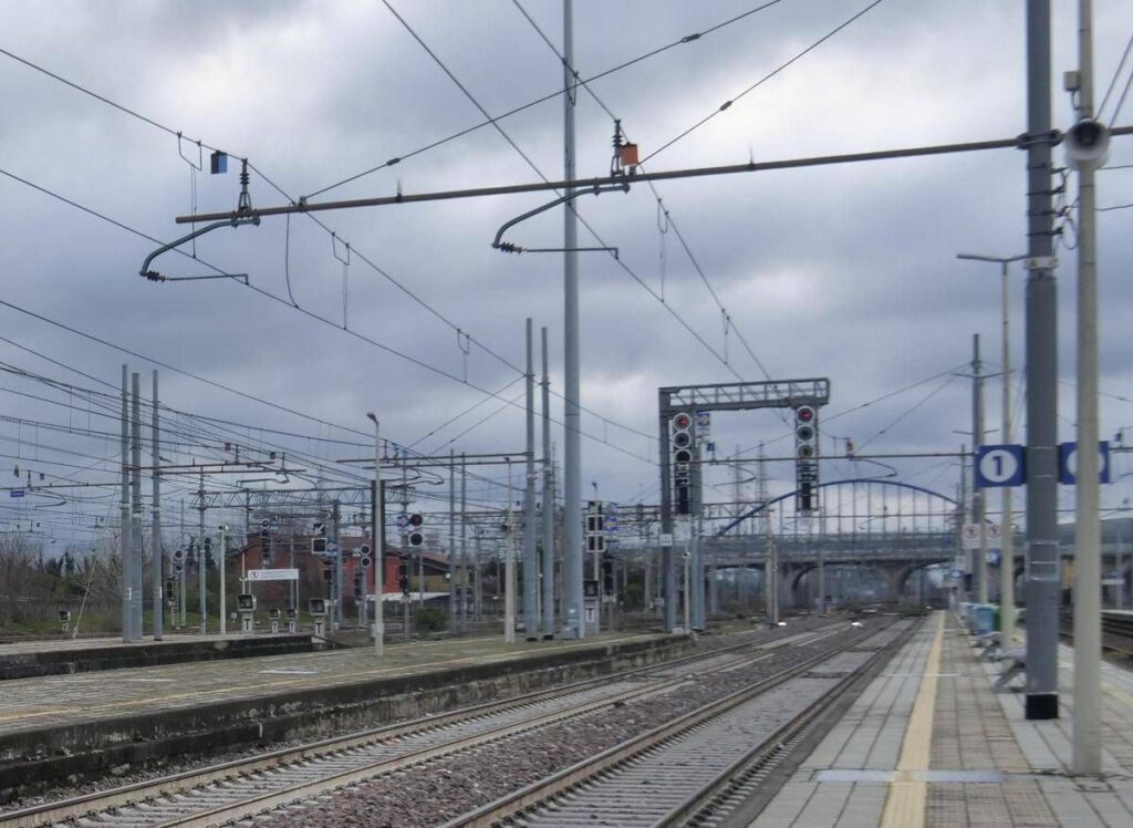 Caos a Ventimiglia, fulmine manda in tilt la sala comando della stazione: stop ai treni