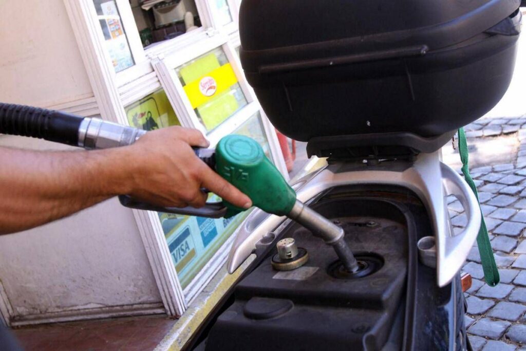 Carburante annacquato, irregolare un distributore su cinque. Pd: “Governo intervenga”. Lega: “Bene controlli Gdf”