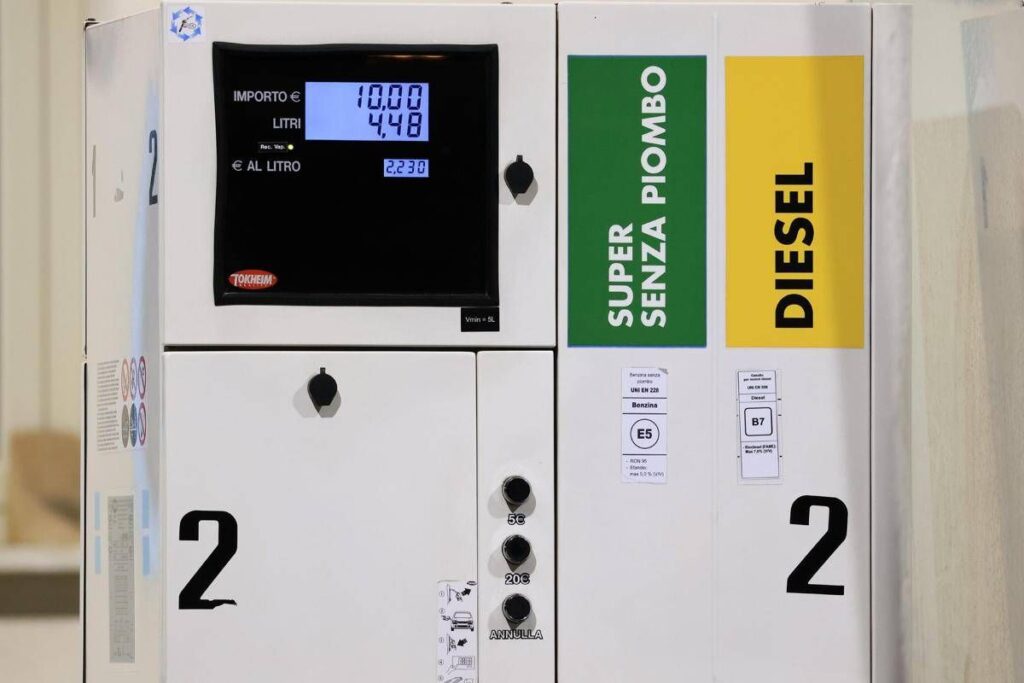 Caro carburanti, Ferragosto salato per chi si sposta in auto: pieno di gasolio costa oltre 22 euro in più rispetto all’anno scorso﻿