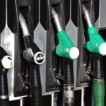 Caro carburanti, non si ferma la corsa dei prezzi: la benzina ‘sfonda’ 2 euro sulla rete stradale