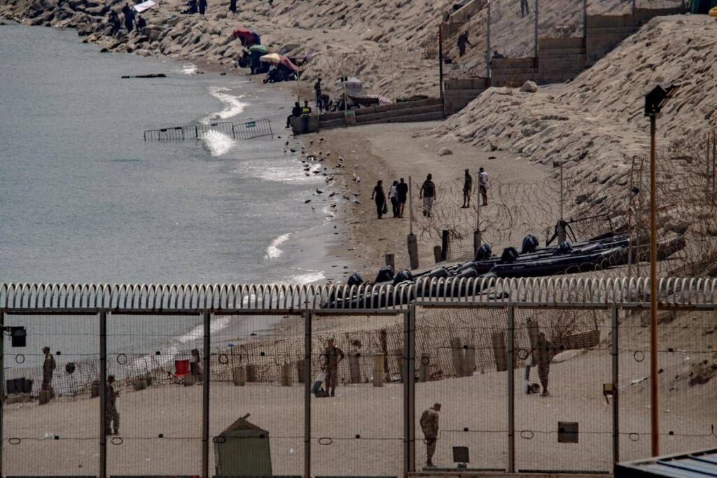 Ceuta, allerta per un nuovo assalto: il Marocco blocca centinaia di migranti