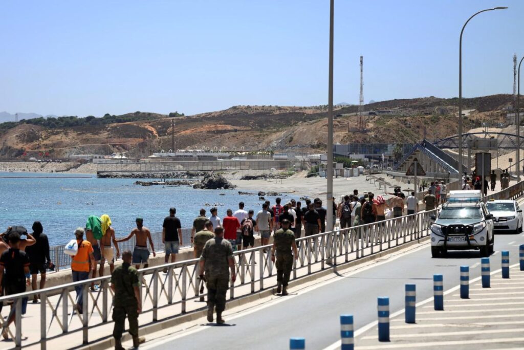 Ceuta, ancora 2500 migranti in città. Marocco: “Avevamo avvertito Spagna”. Madrid: “Falso”