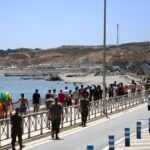 Ceuta, ancora 2500 migranti in città. Marocco: “Avevamo avvertito Spagna”. Madrid: “Falso”