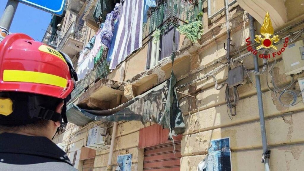 Crolla balcone mentre stende i panni, grave donna di 56 anni a Palermo