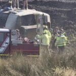 Deraglia treno nell’East Sussex: passeggeri intrappolati, soccorsi al lavoro