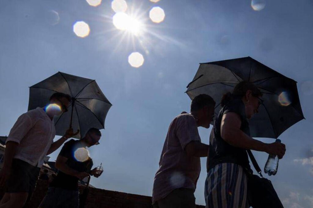 Domenica di sole e gran caldo sull’Italia, ancora bollini arancioni: le città più ‘bollenti’