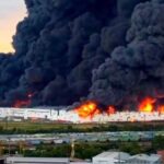 Droni ucraini in Russia, almeno due morti e incendi nei siti industriali: colpiti Wildberries e raffinerie