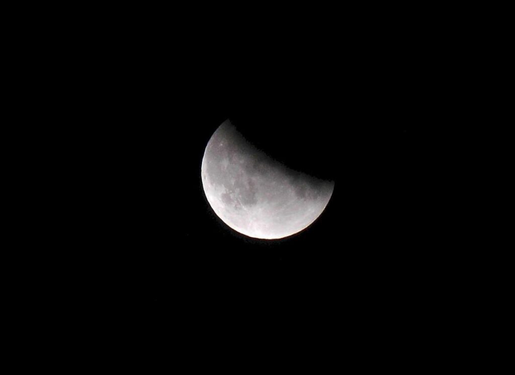 Eclissi di Luna, dalle ipotesi transilvaniche alle micro‑maree: i fake degli effetti sul corpo