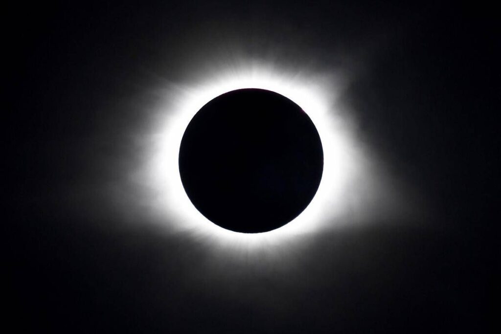 Eclissi, ecco dove si vedrà meglio in Italia e con il buio lo spettacolo delle ‘stelle cadenti’