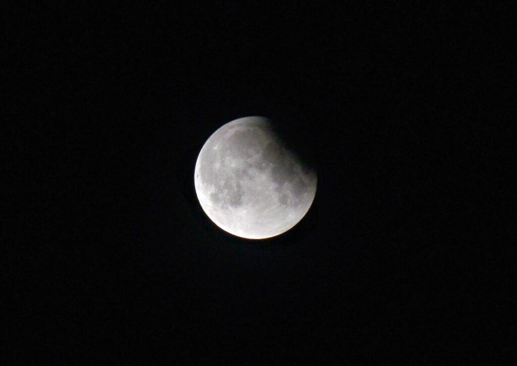 Eclissi lunare del 28 agosto, a che ora e dove vederla in Italia: la mappa e i consigli