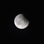 Eclissi lunare del 28 agosto, a che ora e dove vederla in Italia: la mappa e i consigli