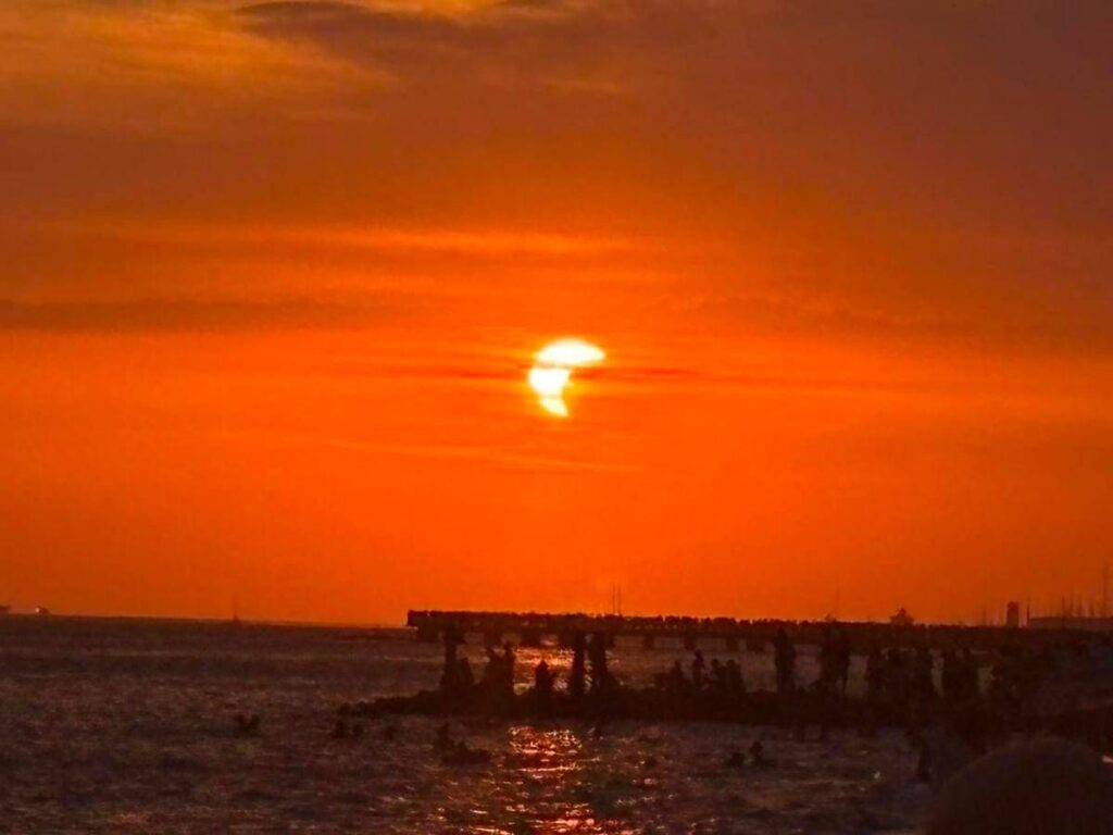 Eclissi parziale di sole, lo spettacolo al tramonto nei cieli d’Italia