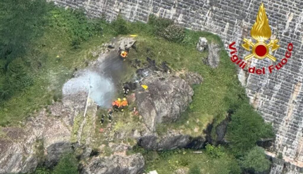 Elicottero precipita e prende fuoco in Piemonte: due morti a Ossola