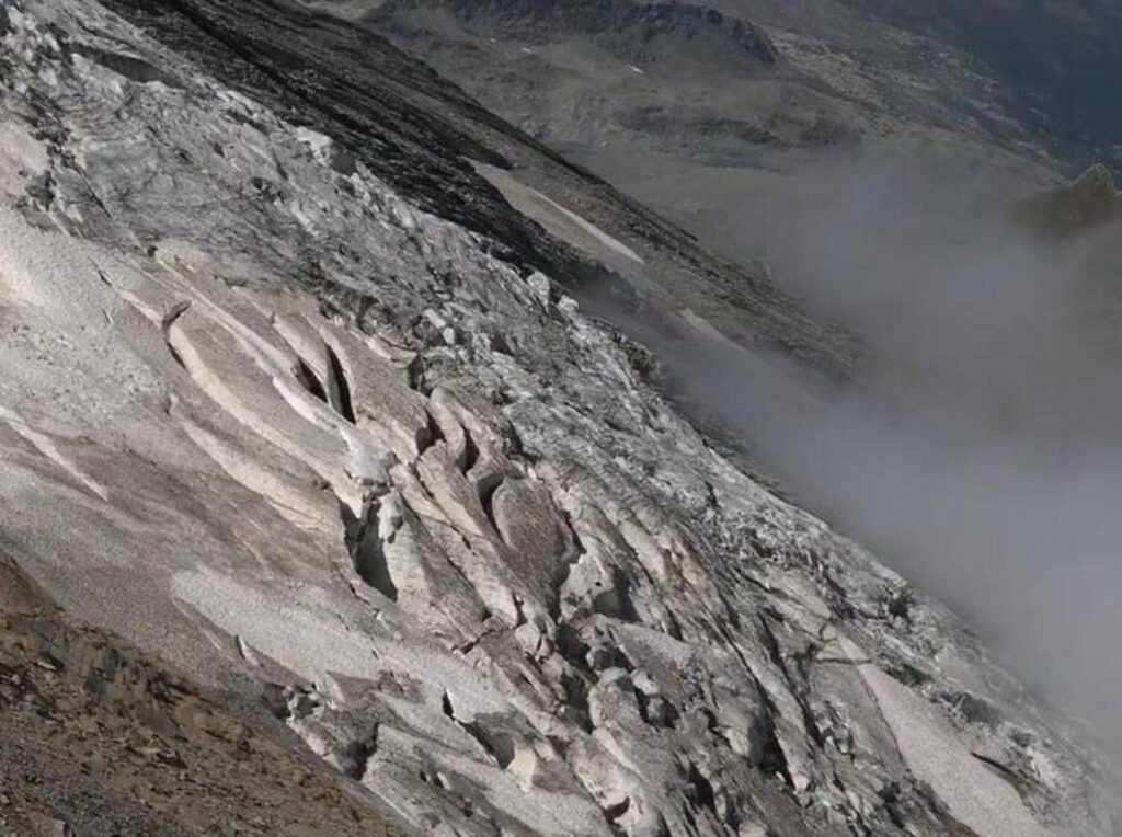 Emergenza climatica, Legambiente: “Ghiacciai delle Alpi francesi a rischio: perso il 35% del volume dal 2000”