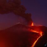 Eruzione Etna, non solo stop ai voli: arriva la stretta per salire sul vulcano