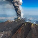 Eruzione Etna, voli in arrivo sospesi fino alle 12 all’aeroporto di Catania