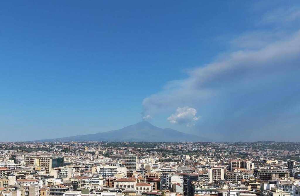 Etna, cenere sull’aeroporto di Catania e nuove limitazioni: 12 arrivi ogni ora fino alle 18