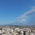 Etna, cenere sull’aeroporto di Catania e nuove limitazioni: 12 arrivi ogni ora fino alle 18