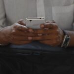 Foglia di alloro nella cover del telefono, il significato del trend: porta davvero fortuna?