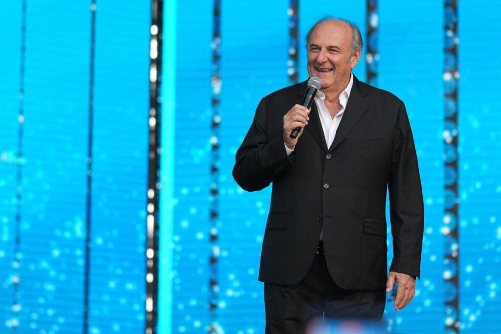 Gerry Scotti compie 70 anni, da ‘L’accendiamo?’ a ‘Eh già’ le frasi cult conduttore ﻿