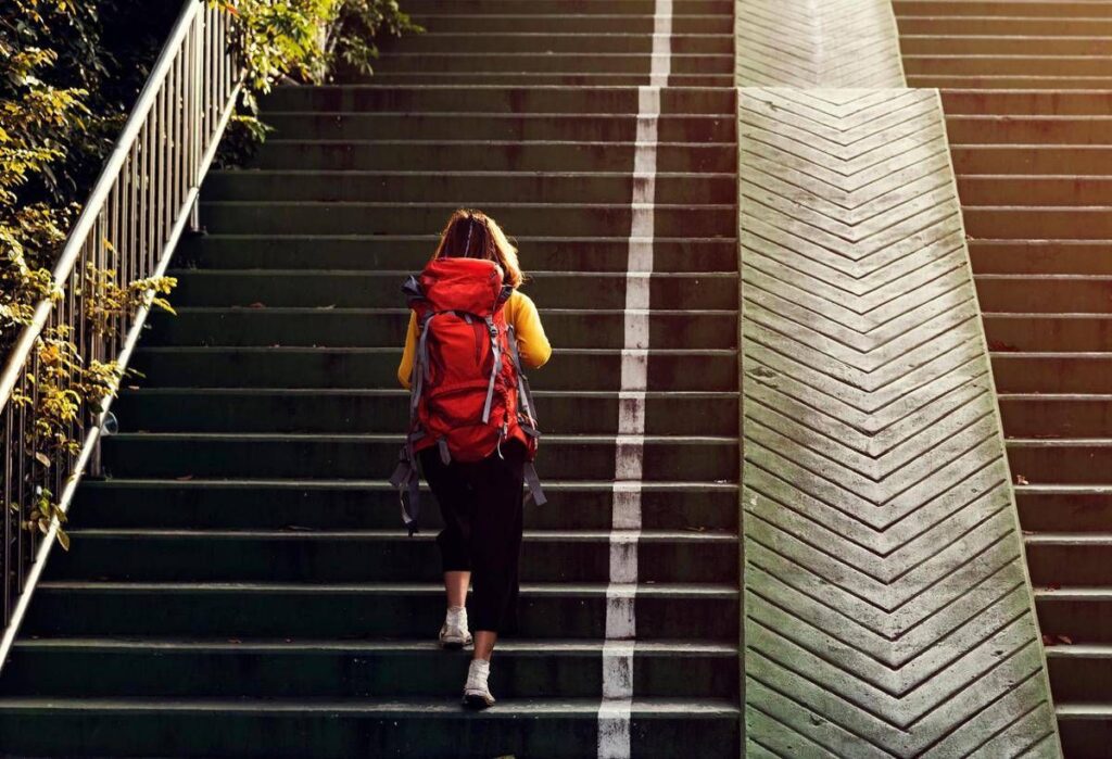 Giù rischio infarti e ictus, ecco perché fare le scale allunga la vita: lo studio