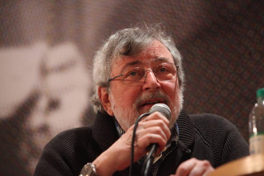 Guccini, a Pavana i funerali in forma privata