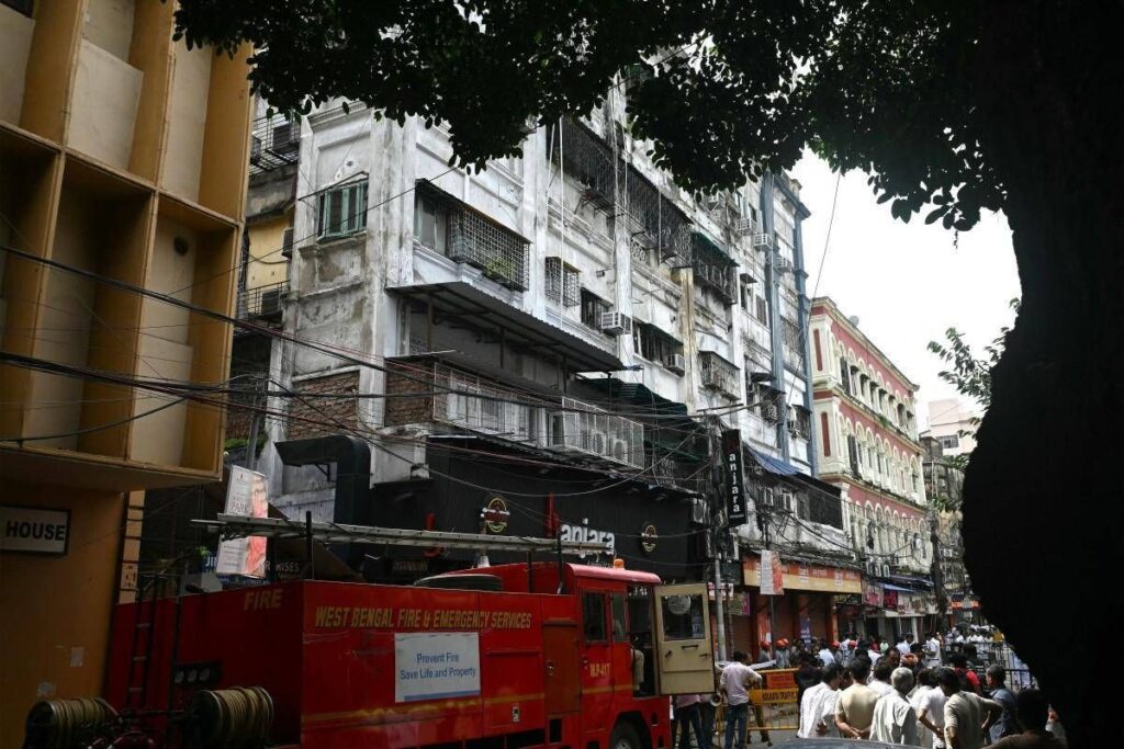 Incendio in un hotel a Calcutta: 9 morti, tra cui un bambino, e diversi feriti