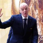Infantino ‘dribbla’ le domande sul futuro con battuta al giornalista calvo: “Ci vediamo dal parrucchiere”