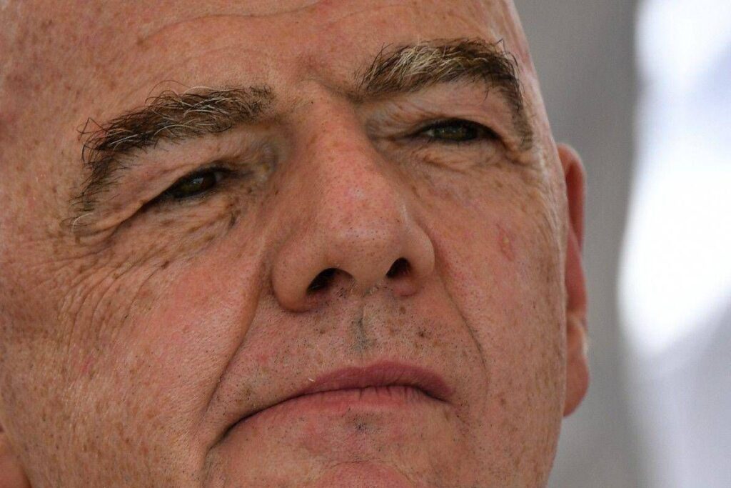 Infantino sotto accusa, Telegraph: “Fece pagare da Uefa ricca buonuscita a sua amante”