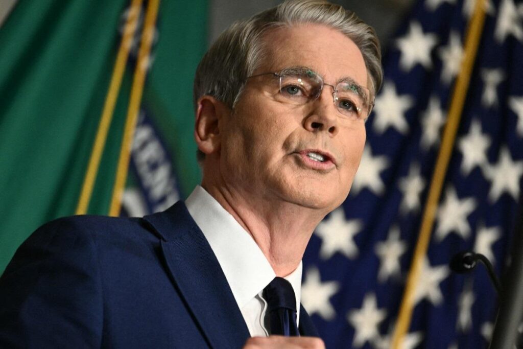 Iran, Bessent: “Fuori dal sistema del dollaro Usa chi ricicla denaro per conto di Teheran”
