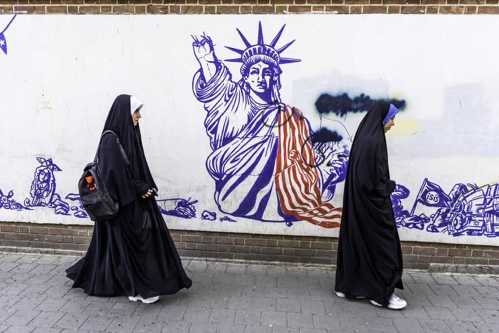 Iran, al via l’offensiva economica di Trump: sanzioni contro 60 organizzazioni, persone e navi