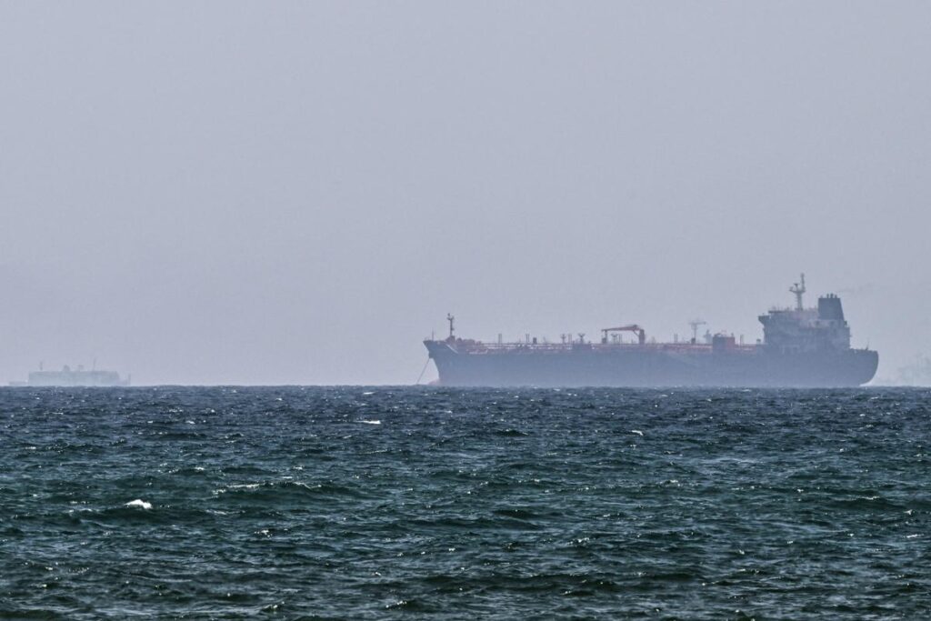 Iran, petroliera in fiamme al largo dell’Arabia Saudita: colpita da ‘proiettile non identificato’