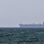 Iran, petroliera in fiamme al largo dell’Arabia Saudita: colpita da ‘proiettile non identificato’