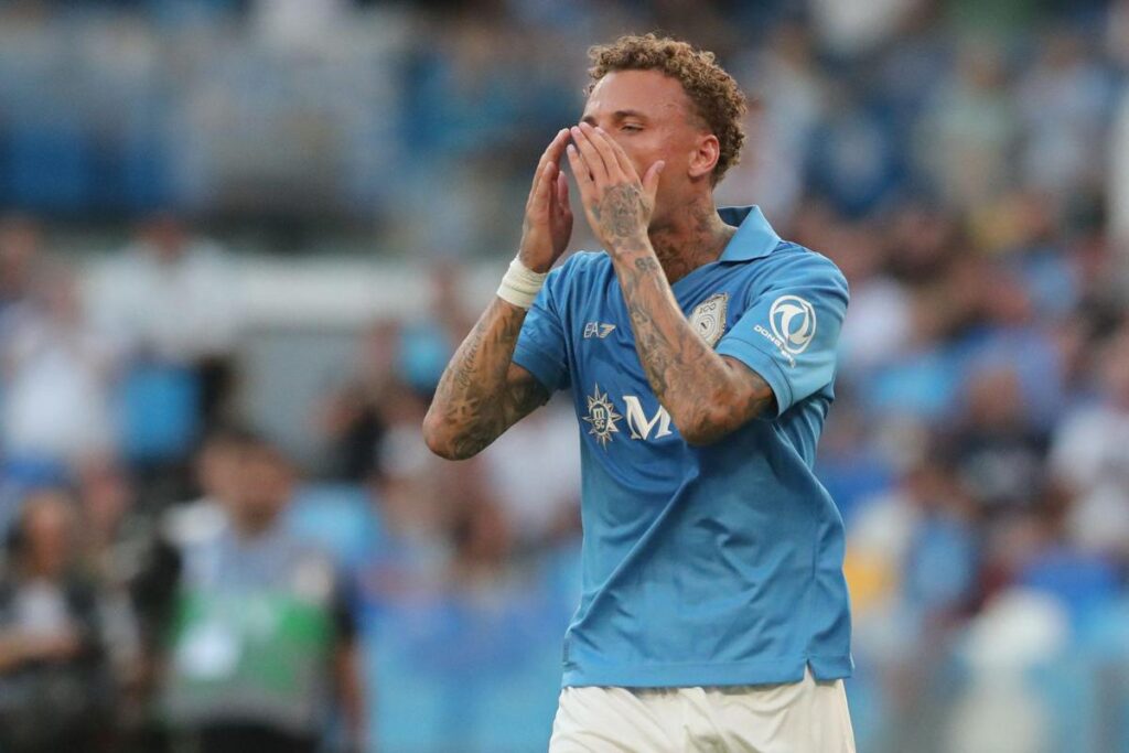 Lang cade in area e Allegri chiede rigore: proteste in Napoli-Como