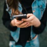 Lo smartphone fa bene, così aiuta il cervello: le 7 azioni quotidiane ‘consigliate’