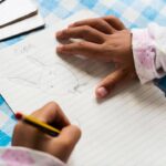 Lo studio che ‘riabilita’ la scrittura a mano: “Fa bene al cervello”