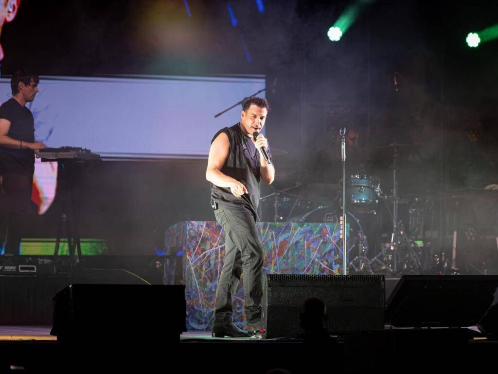 Malore per Francesco Gabbani durante concerto a Letojanni, spettacolo interrotto dopo 5 canzoni. “Ora accertamenti”
