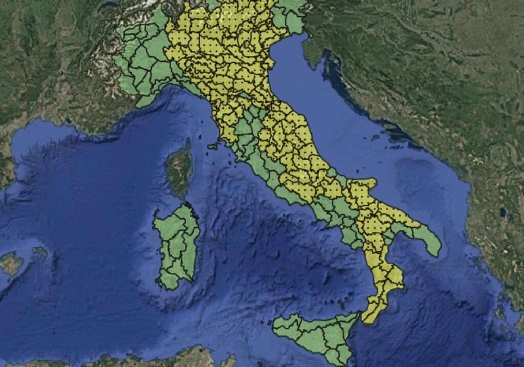 Maltempo, allerta meteo gialla per temporali oggi lunedì 17 agosto: la mappa delle 13 regioni a rischio