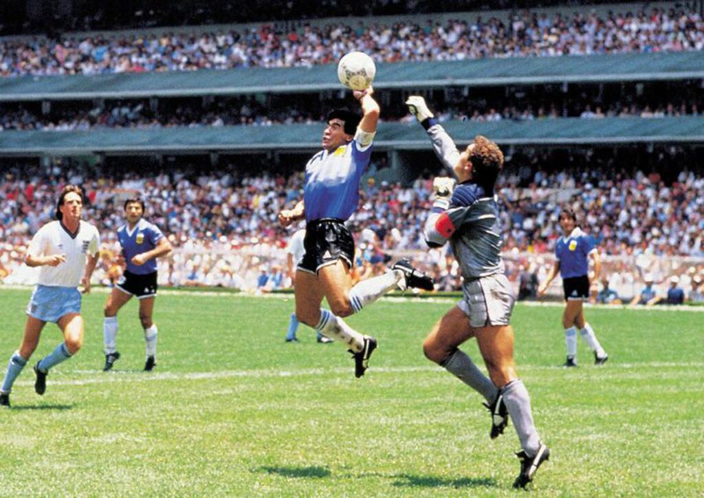Maradona e il pallone de ‘la mano de Dios’, il cimelio venduto per 2,5 milioni