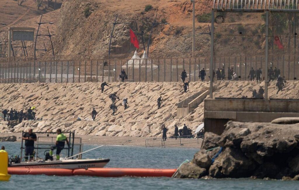 Marocco, tensione al confine: decine di migranti fermati vicino Ceuta