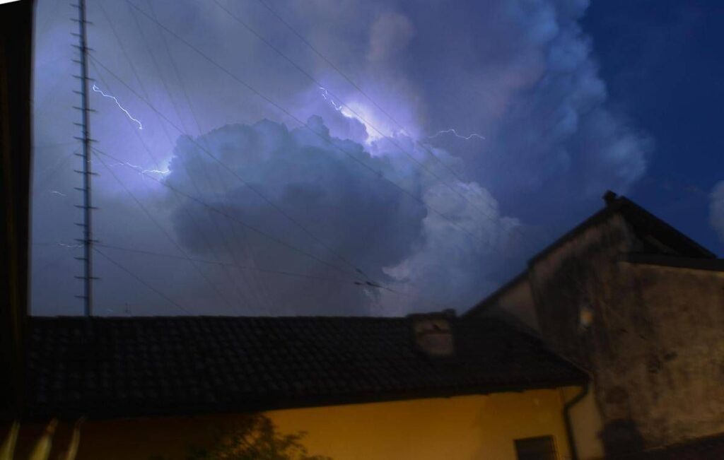 Meteo, Italia divisa a metà con temporali al Nord e caldo e sole al Sud: “Ma la fine dell’estate è ancora lontana”