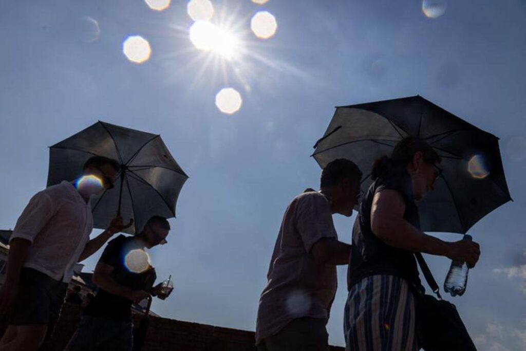 Meteo, è arrivata la quinta ondata di caldo estremo: punte fino a 45 gradi al Sud, venerdì il picco