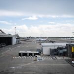 Milano, mezzo urta muso di un aereo a Linate: disagi già rientrati