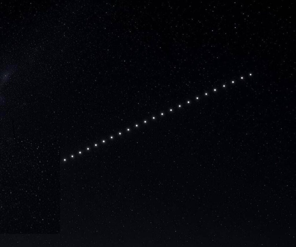“Non è un aereo, non sono stelle”, il ‘treno di luci’ in cielo: il mistero dell’8 agosto