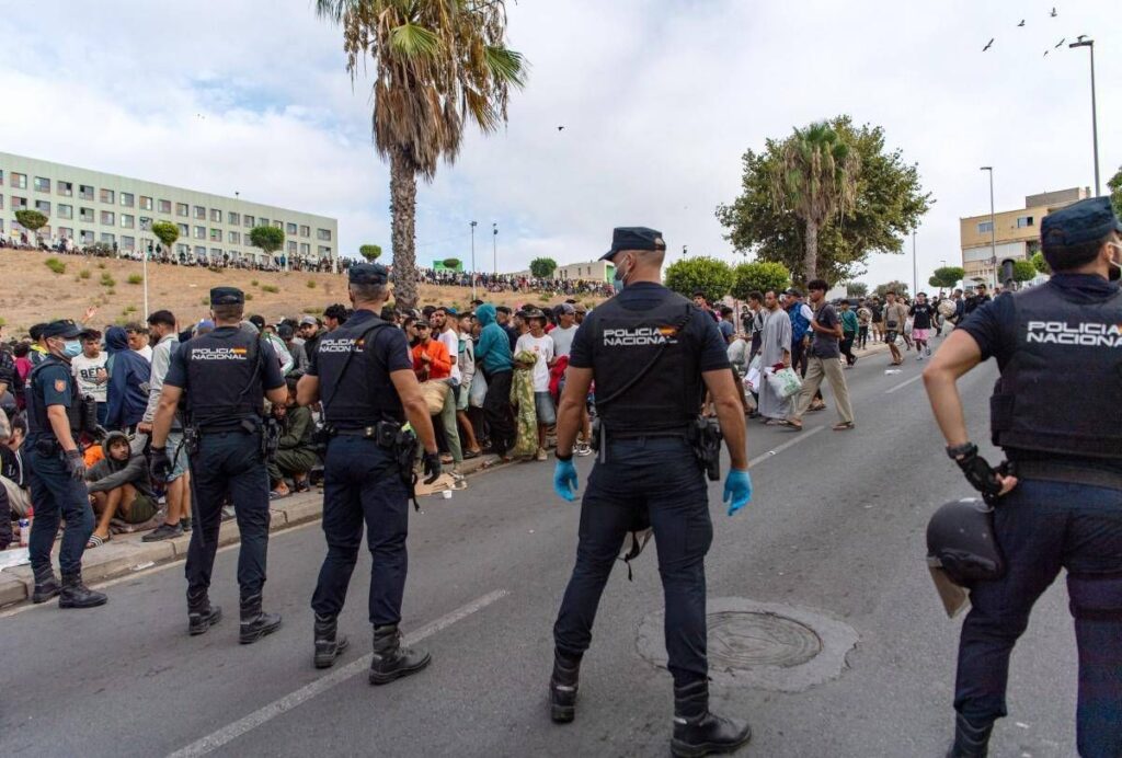 Nuovi scontri a Ceuta tra migranti e polizia, agenti sparano in aria per disperdere folla