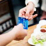 Paghi con la carta in vacanza? 10 consigli per usarla riducendo rischi e costi