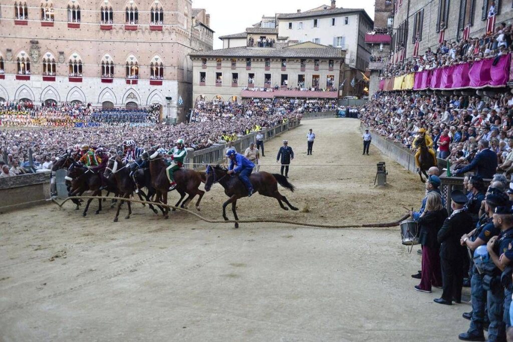 Palio di Siena, Tittia fa 13: ecco chi è il fantino che ha fatto trionfare il Nicchio